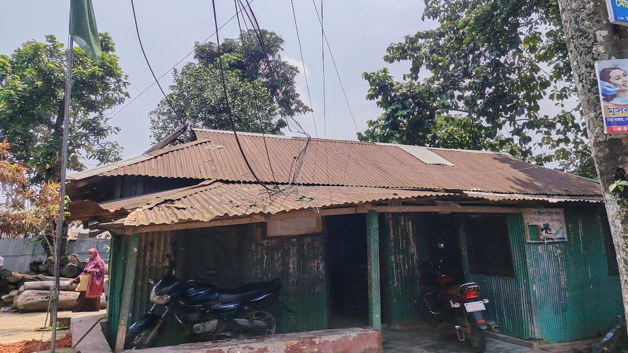 স্বাধীনতার আগের জরাজীর্ণ টিনশেড ঘরে চলছে ইউপি কার্যক্রম