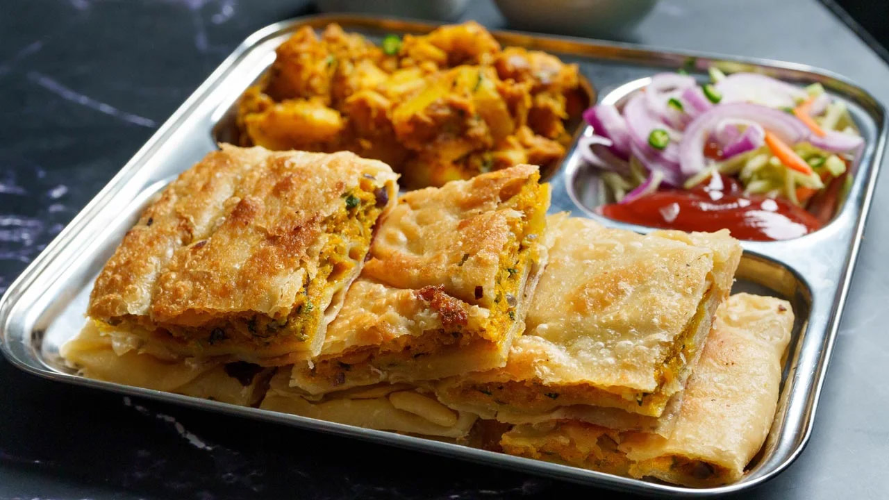 নাশতায় সহজেই বানিয়ে নিন মোগলাই পরোটা