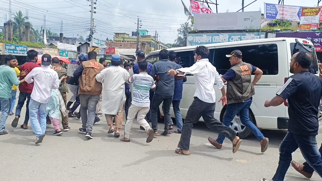 শিশু ধর্ষণ ও হত্যা মামলার আসামিকে ছিনিয়ে নিতে পুলিশ সুপারের কার্যালয় ঘেরাও
