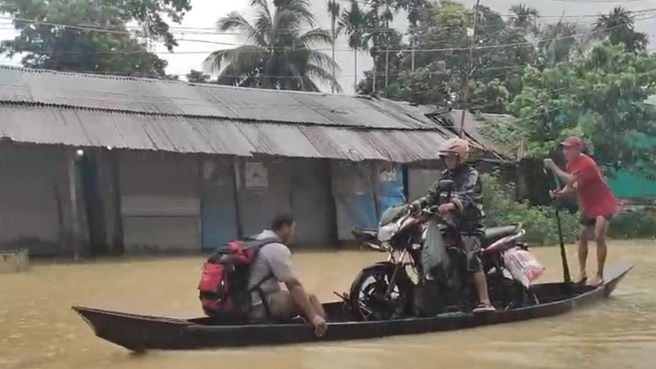 নিম্নাঞ্চল প্লাবিত, খাগড়াছড়ি-সাজেক সড়কে যান চলাচল বন্ধ