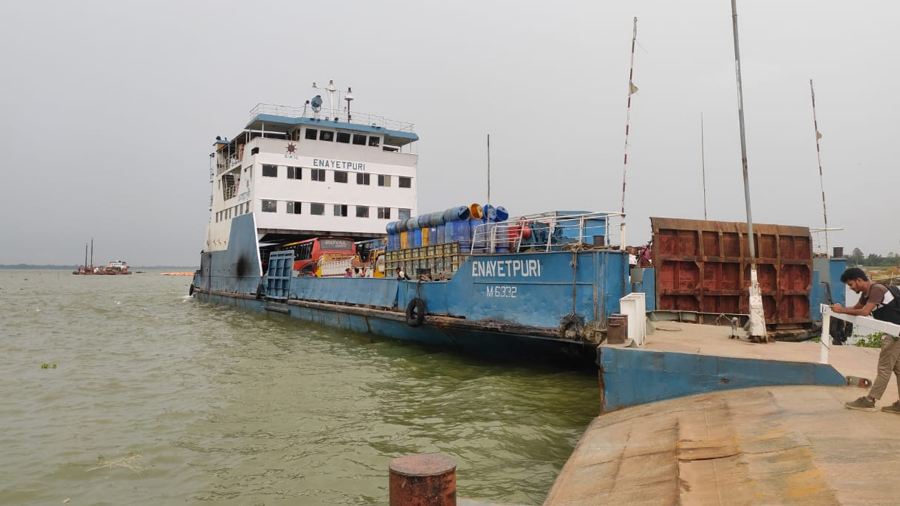 দৌলতদিয়া–পাটুরিয়া নৌরুটে ফেরি চলাচল বন্ধ