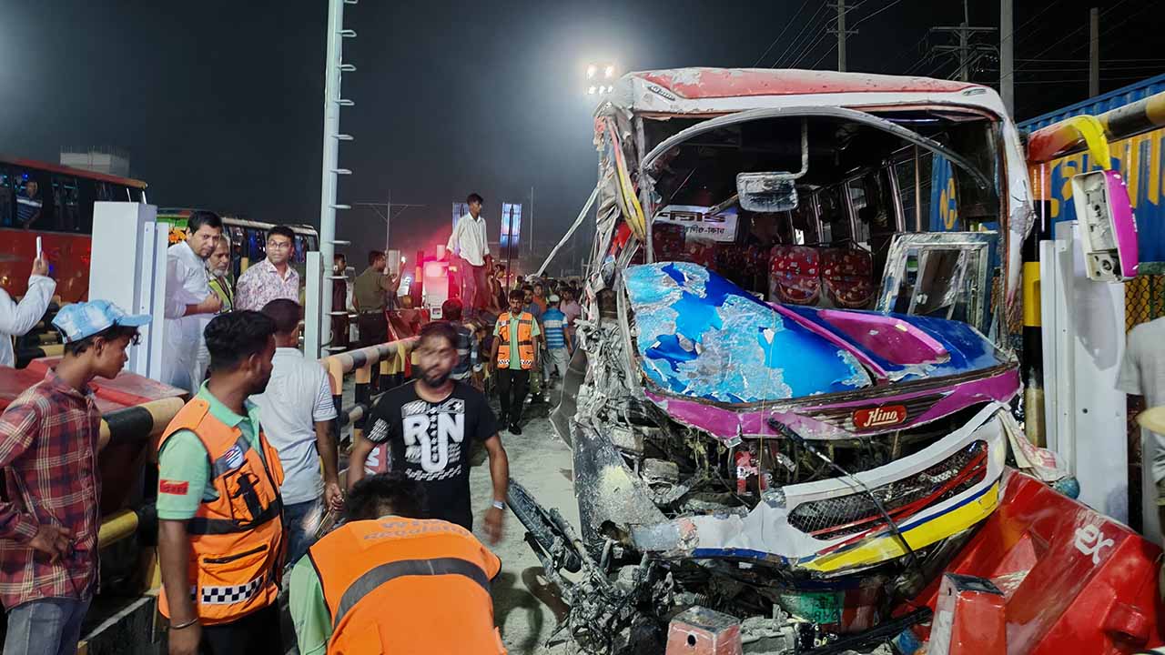 এক্সপ্রেসওয়ের টোল প্লাজায় বাসের নিচে মোটরসাইকেল, নিহত ১