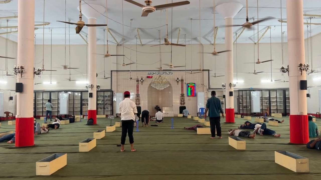 ঢাবি কেন্দ্রীয় মসজিদে ৬ মাসেও চালু হয়নি এসি, ক্ষুব্ধ শিক্ষার্থীরা