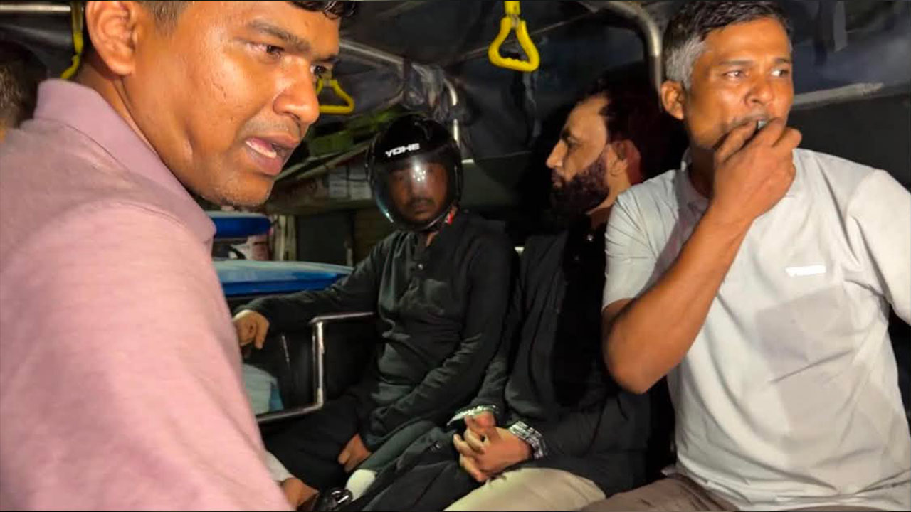 অভিযুক্তকে থানায় নিয়ে যাচ্ছে পুলিশ। ছবি: এশিয়া পোস্ট