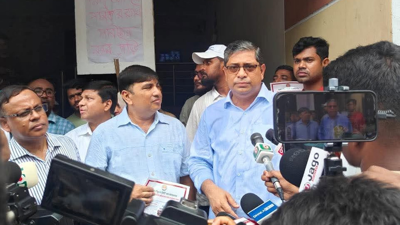 ‘ডেঙ্গু নিয়ন্ত্রণে লার্ভা ধ্বংস অভিযান জোরদার, চলবে নিয়মিত ভ্রাম্যমাণ আদালত’