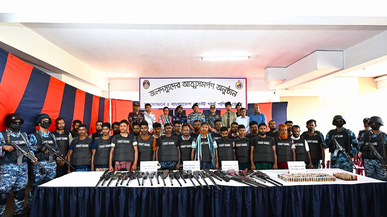 সুন্দরবনে ‘ছোট জাহাঙ্গীর’ বাহিনীর প্রধানসহ ২৭ দস্যুর আত্মসমর্পণ
