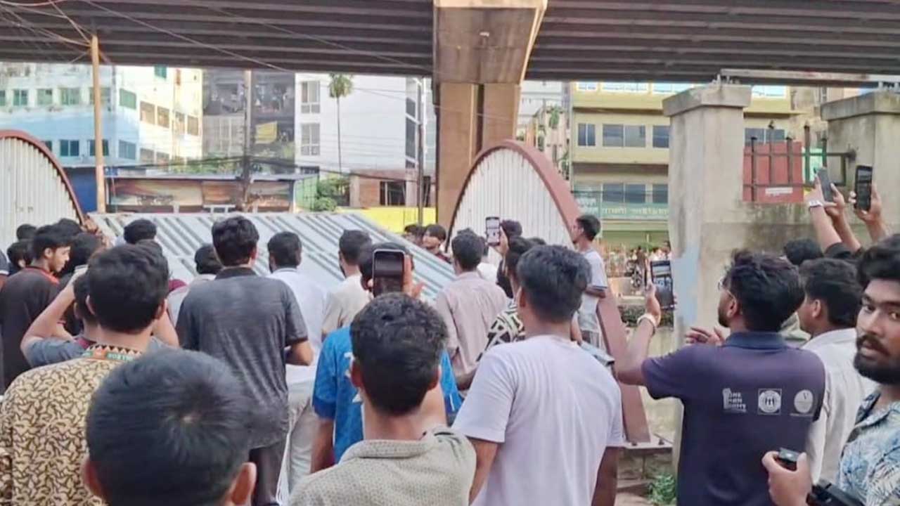 চট্টগ্রাম শিক্ষা বোর্ডের ফটক খুলে নিলেন পরীক্ষার্থীরা