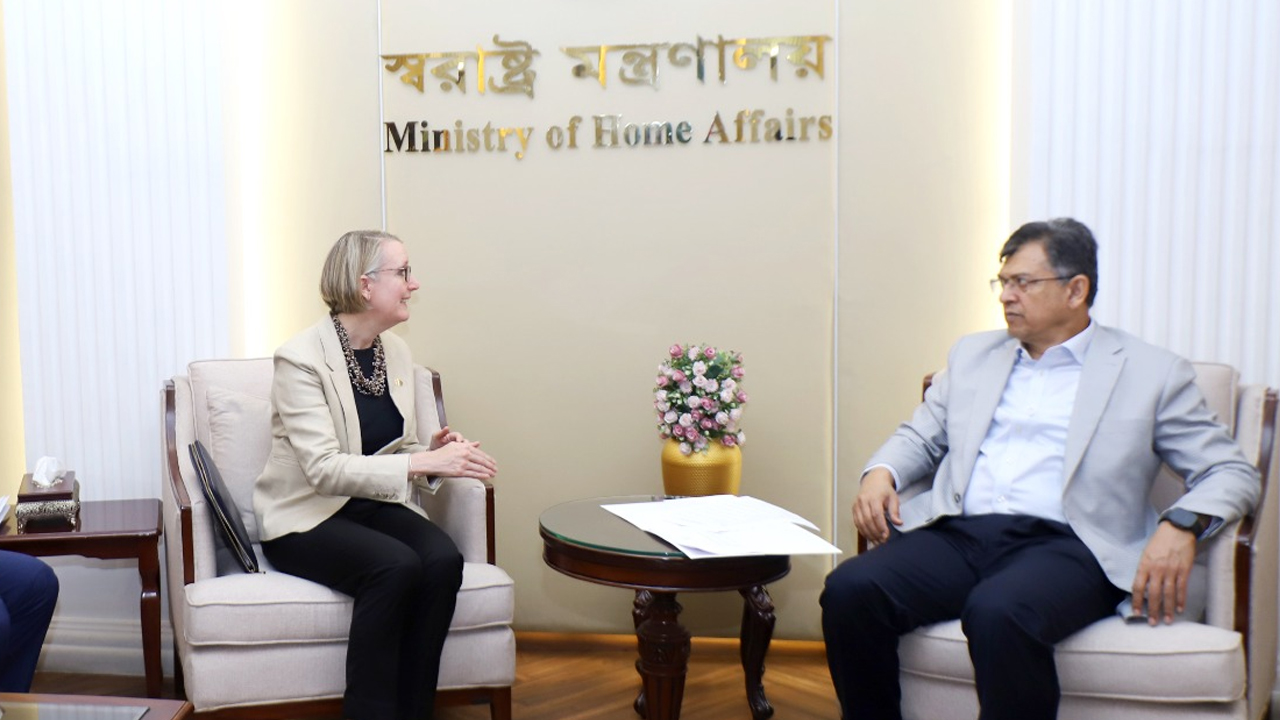 স্বরাষ্ট্রমন্ত্রীর সঙ্গে যুক্তরাজ্যের হাইকমিশনারের সাক্ষাৎ