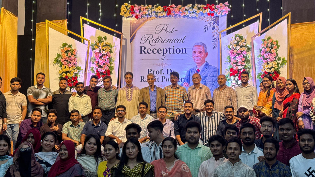 বিদায় সংবর্ধনায় শিক্ষার্থীদের ভালোবাসায় সিক্ত হলেন অধ্যাপক রঞ্জিত পোদ্দার