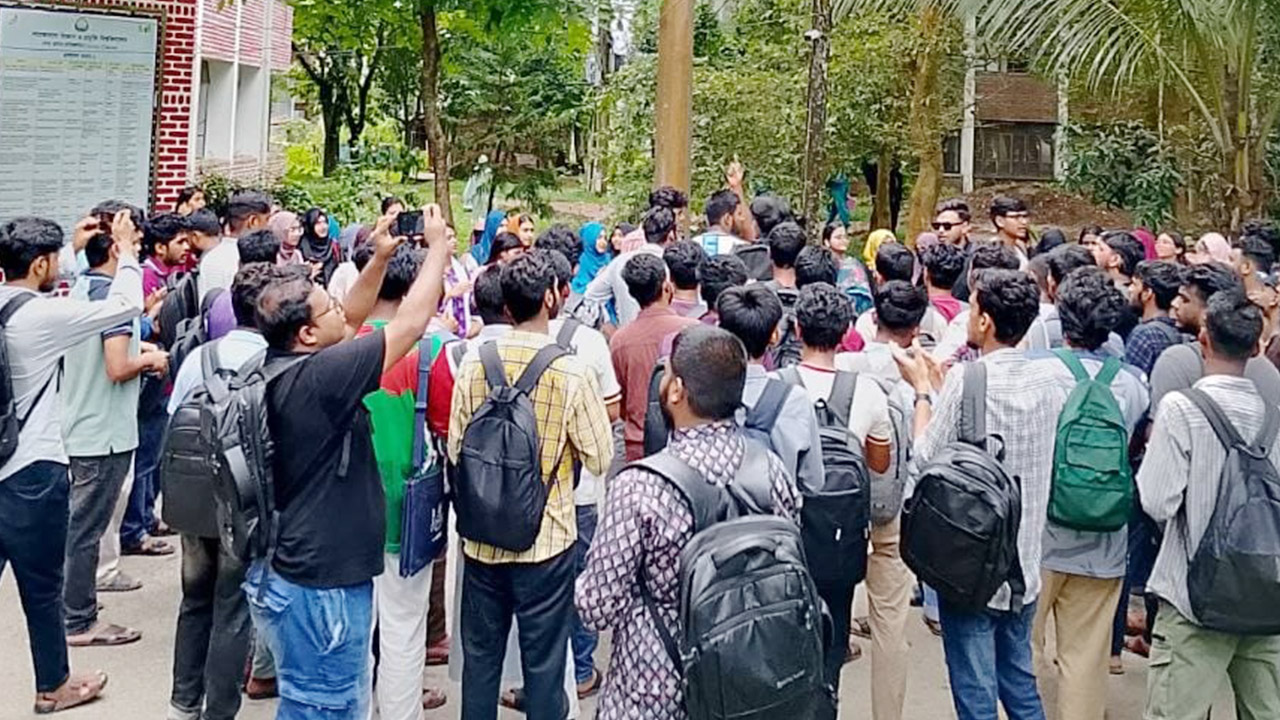 শিক্ষার্থী মারধরে তৃতীয় দিনেও উত্তাল শাবিপ্রবি, ক্লাস-পরীক্ষা বর্জনের হুঁশিয়ারি