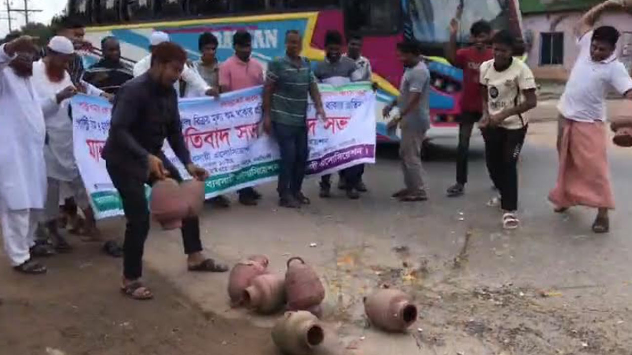 নরসিংদীতে মহাসড়কে ডিম ভেঙে পোলট্রি খামারিদের প্রতিবাদ