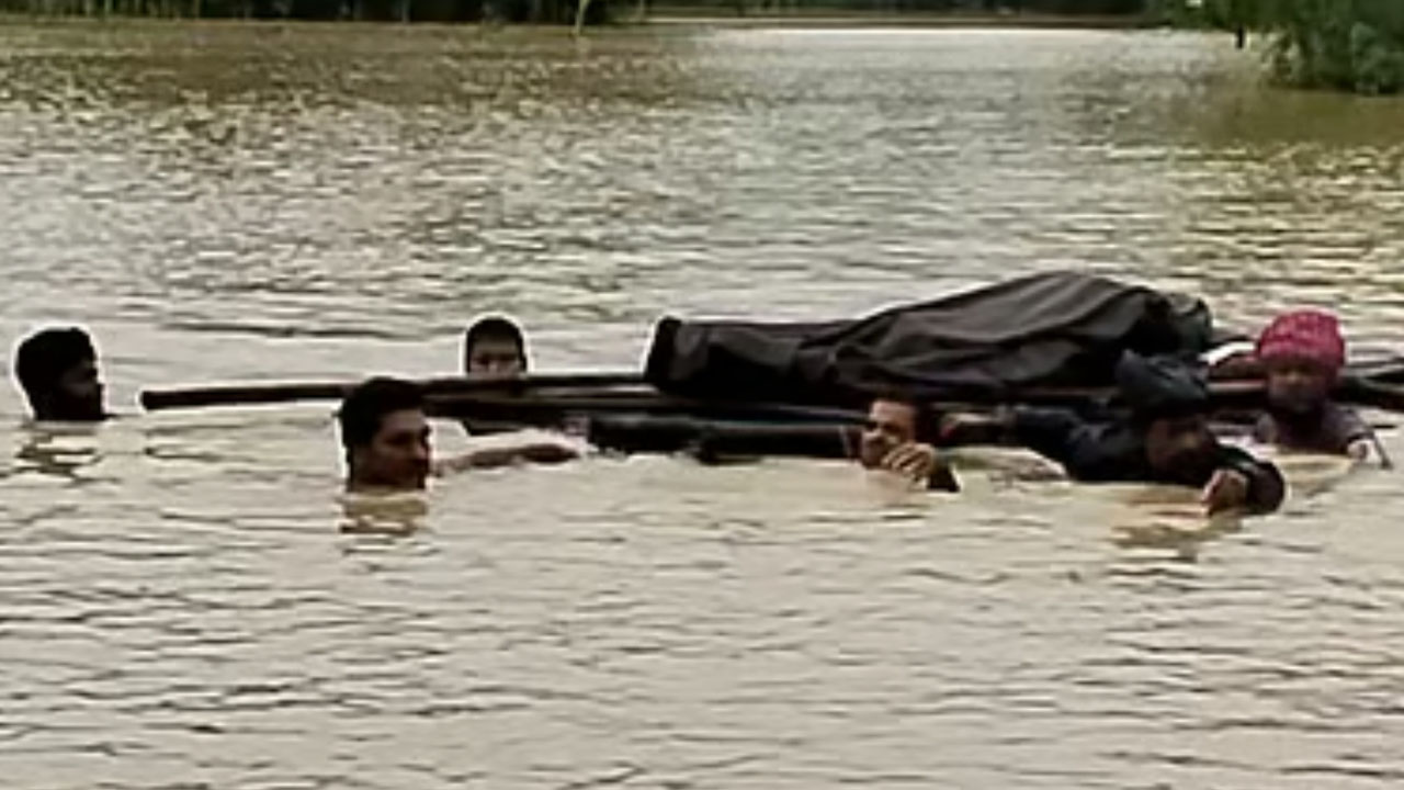 পারিবারিক কবরস্থানে বন্যার পানি, ভেলায় ভাসিয়ে দূরের এলাকায় নেওয়া হলো লাশ