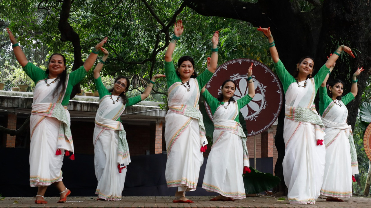 ঢাকা বিশ্ববিদ্যালয়ের চারুকলা অনুষদের বকুলতলায় শুক্রবার সকালে অনুষ্ঠিত হয় ‘ঘনঘটা ২’। ছবি: সংগৃহীত