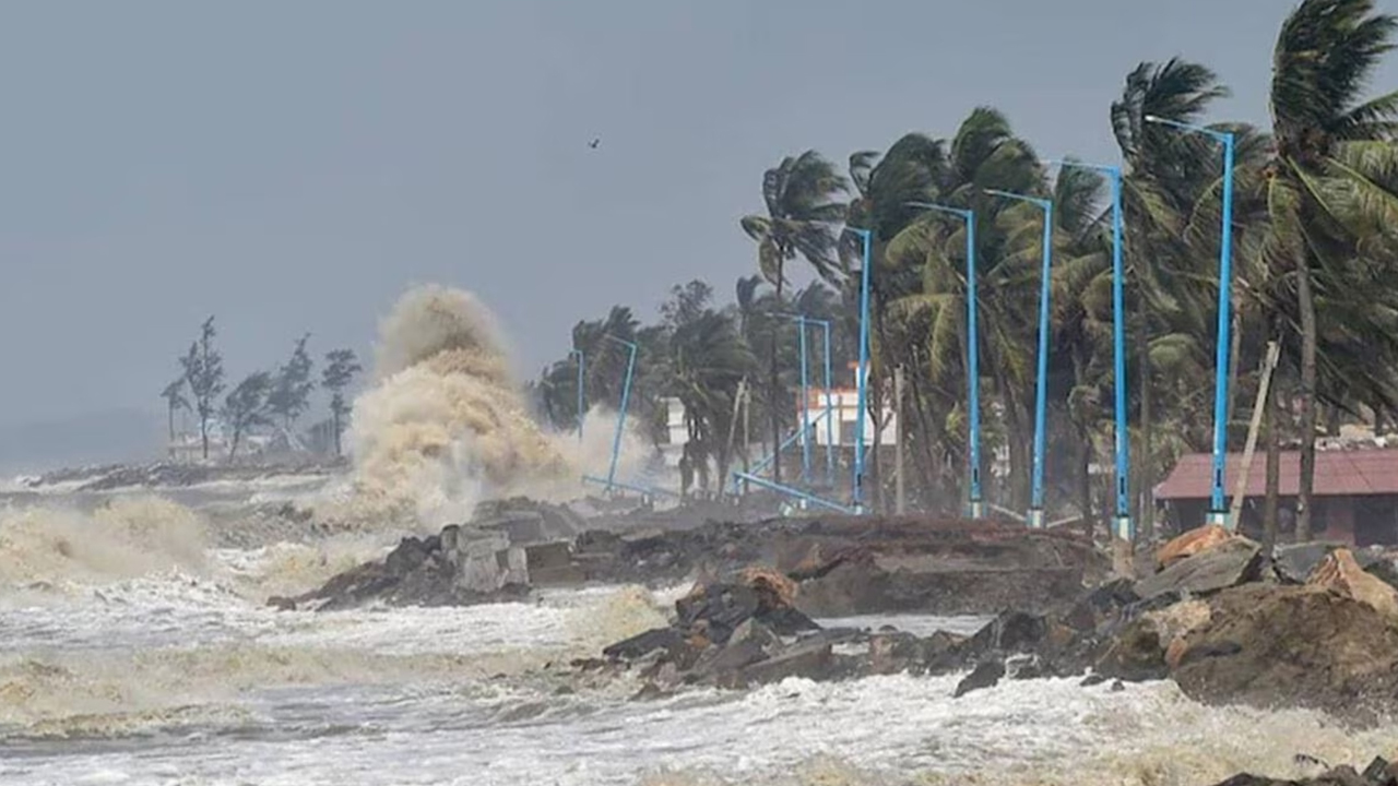 বঙ্গোপসাগরে মৌসুমী নিম্নচাপ, ৩ বিভাগে ভারী বৃষ্টির সতর্কতা