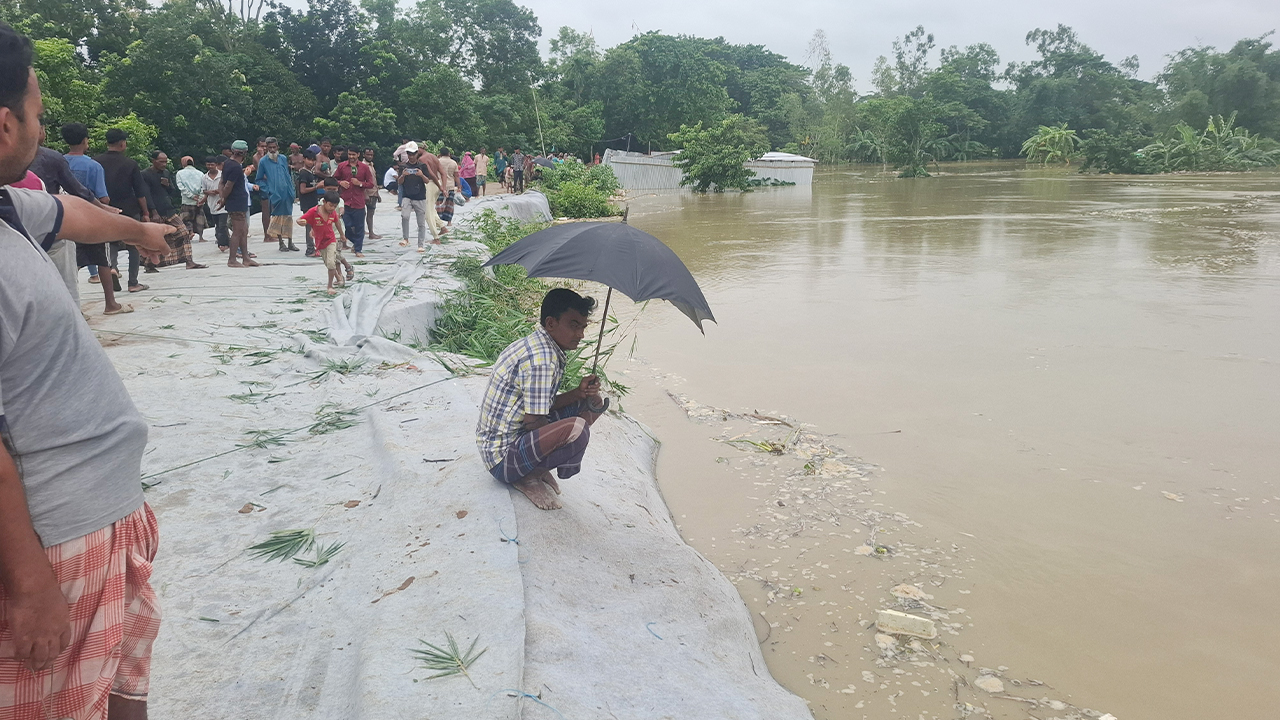 খোয়াই নদীর বাঁধ ভেঙে হবিগঞ্জের ২০ গ্রাম প্লাবিত