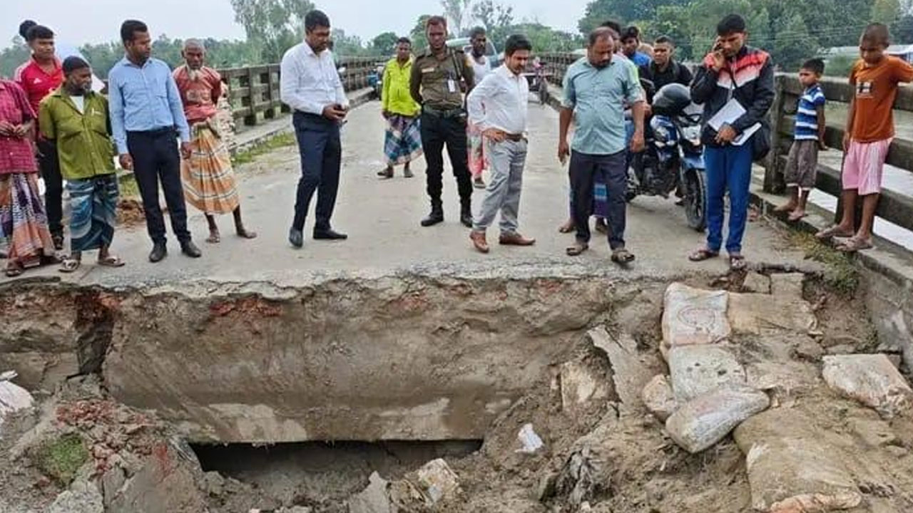 ভারী বৃষ্টিতে সেতুর সংযোগ সড়কে ধস, যোগাযোগ বিচ্ছিন্ন ৩ গ্রাম