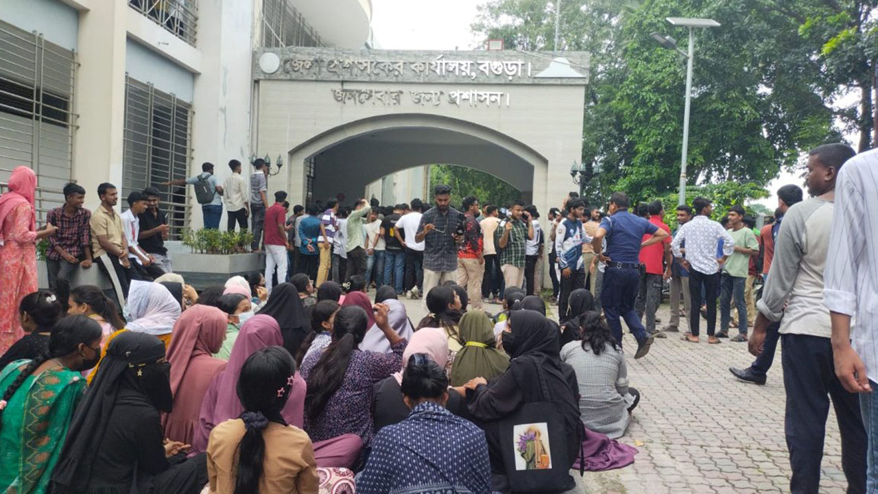 বগুড়ায় ডিসি কার্যালয়ে শিক্ষার্থীদের অবস্থান, সড়ক অবরোধ