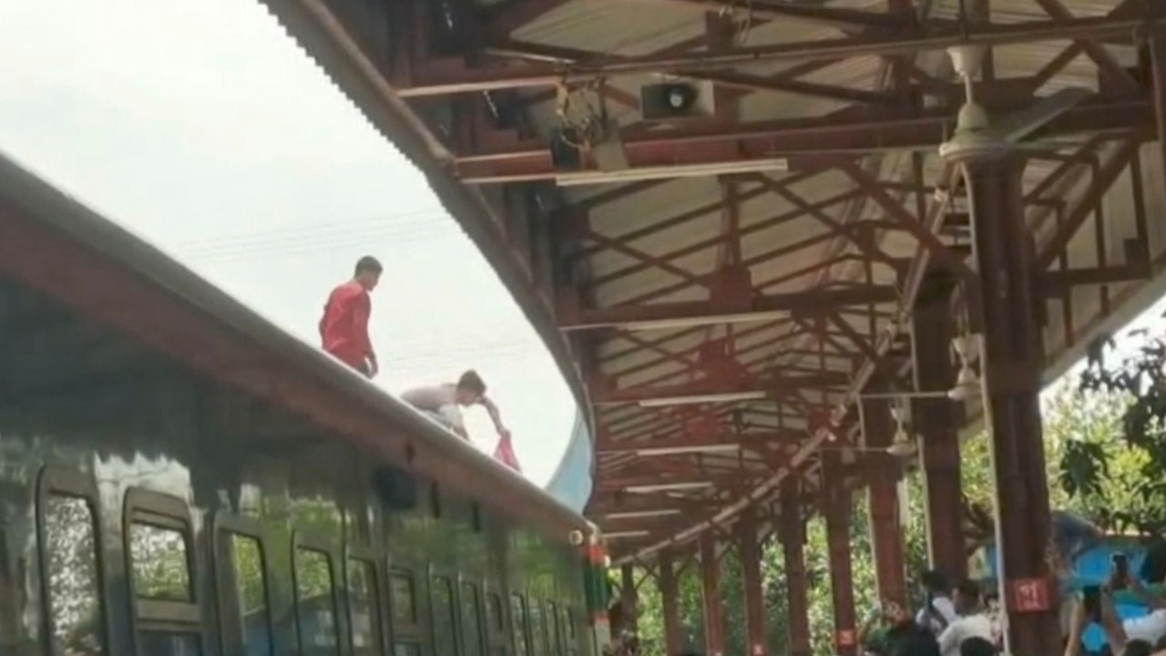 যাত্রীবাহী ট্রেনের ছাদে মিলল কিশোরের মরদেহ