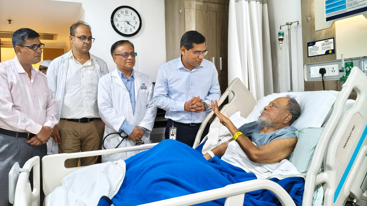 প্রধানমন্ত্রীর নির্দেশে রফিকুল ইসলাম মিয়াকে দেখতে হাসপাতালে ডা. মনোয়ারুল কাদির