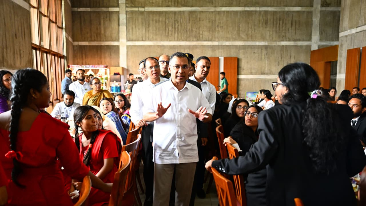 প্রধানমন্ত্রীর আয়োজনে মধ্যাহ্নভোজে সংসদ অধিবেশন দেখতে আসা শিক্ষার্থীরা
