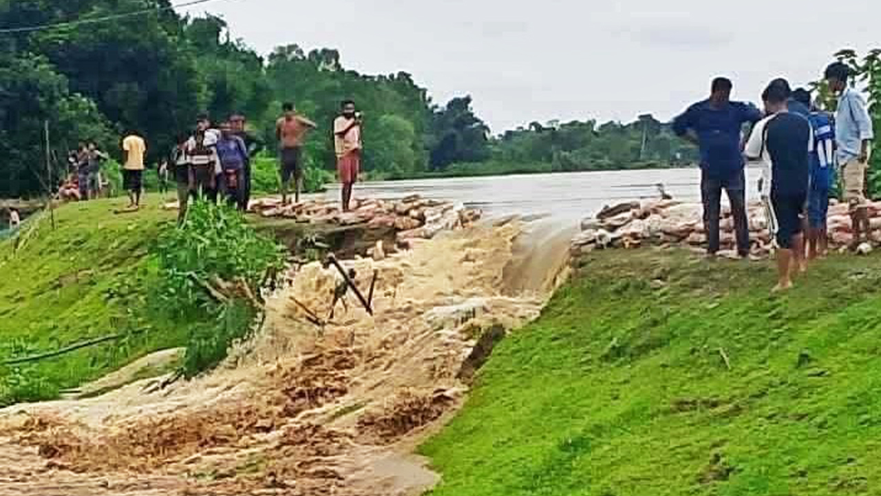 মৌলভীবাজারে মনু নদীর বাঁধ ভেঙে পাঁচ গ্রাম প্লাবিত