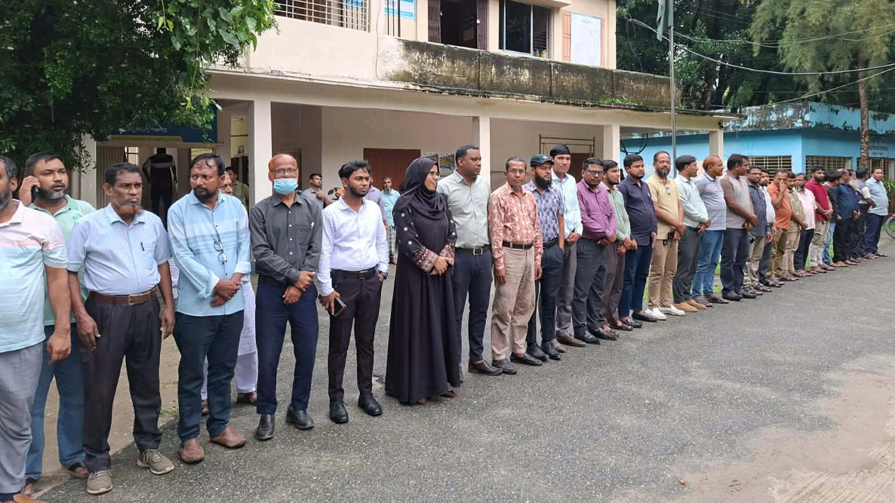 ইউএনওর পথ আটকে ‘ঘুষের টাকা’ চাওয়া নারীর বিষয়ে জানাল প্রশাসন