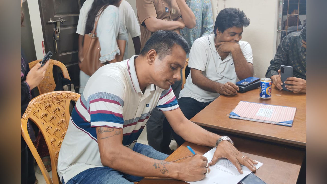 জাবিতে গোপনে ছাত্রীদের ছবি তোলার সময় আটক যুবদল নেতা