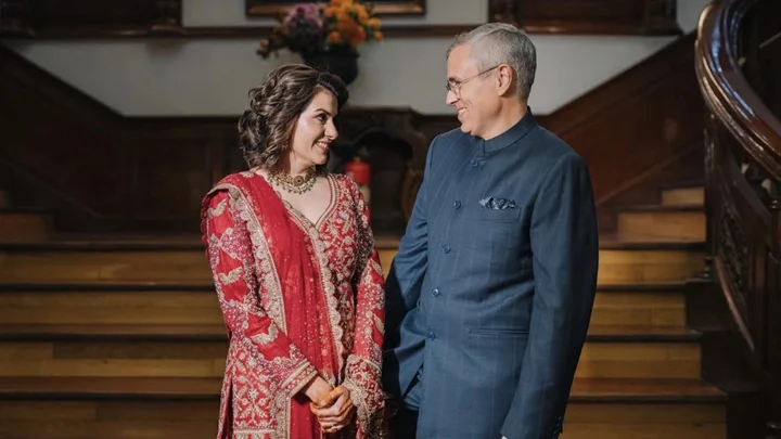 সাংবাদিক নিধিকে বিয়ে করলেন জম্মু-কাশ্মীরের মুখ্যমন্ত্রী