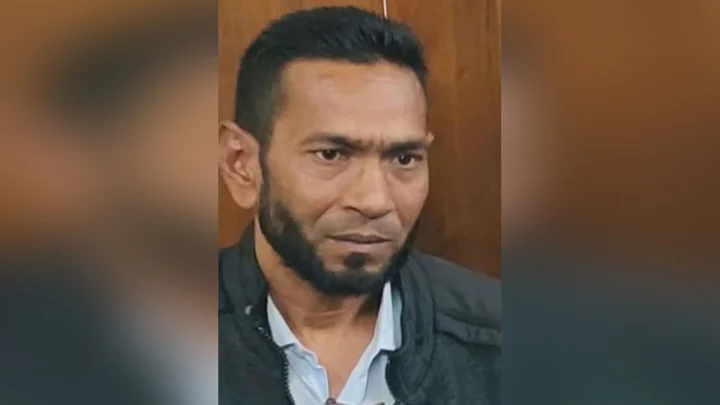 বাসার বাইরে তালা, ভেতরে মুহুরির লাশ