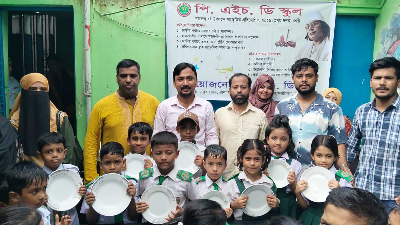 পুরস্কার হাতে শিক্ষার্থীদের সঙ্গে অতিথিরা। ছবি: এশিয়া পোস্ট