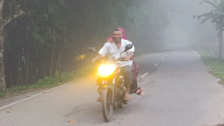 পঞ্চগড়ে হঠাৎ ঘন কুয়াশা, হেডলাইট জ্বালিয়ে চলছে গাড়ি