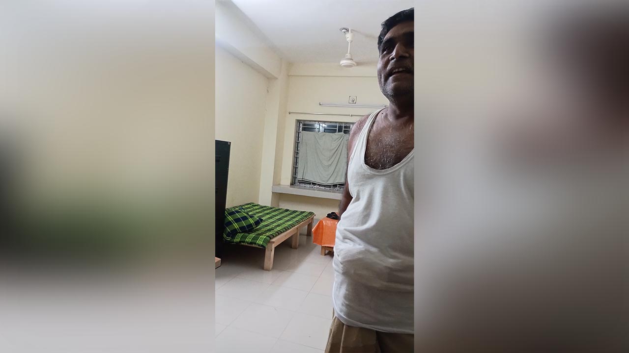 প্রশাসনিক ভবনের ভিতরে থাকের ভারপ্রাপ্ত অধ্যক্ষ মোস্তফা কামাল। ছবি : এশিয়া পোস্ট