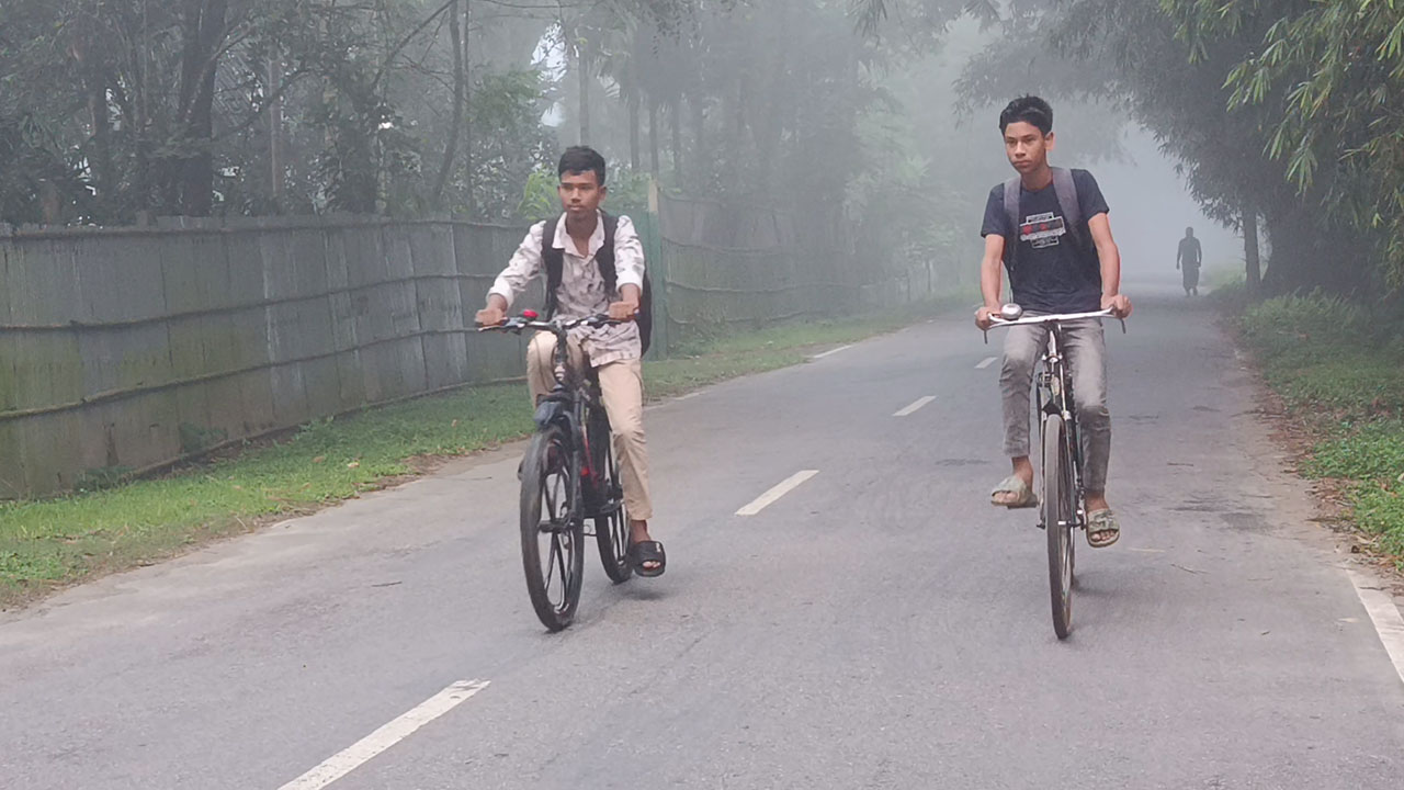 সকাল সাড়ে ৬টা পর্যন্ত পঞ্চগড়ের সড়কগুলো কুয়াশায় আচ্ছন্ন ছিল। ছবি : এশিয়া পোস্ট