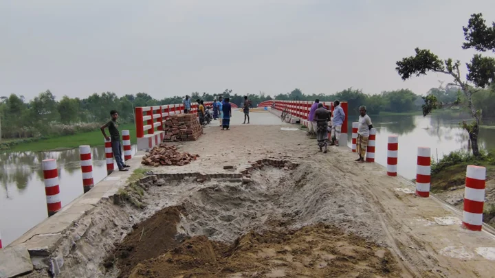 ৬ কোটির সেতুর সংযোগ সড়কে দুই মাসেই ধস