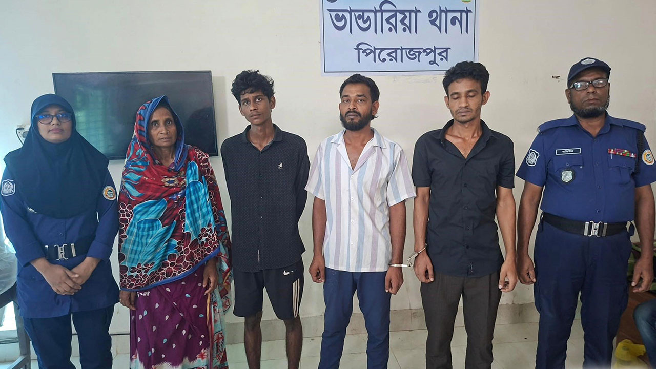 মাথায় লেগে থাকা ঘুণে ধরা কাঠের গুঁড়াই খুলে দিল খুনের রহস্য
