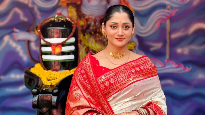 মহাষ্টমীতে লাল পাড়ের সাদা শাড়িতে পূজার স্নিগ্ধ সাজ
