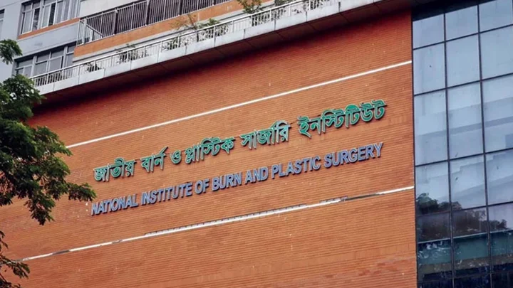 পারিবারিক দ্বন্দ্বে নিজ কক্ষে পেট্রোল ঢেলে আগুন প্রবাসীর, দগ্ধ ৫