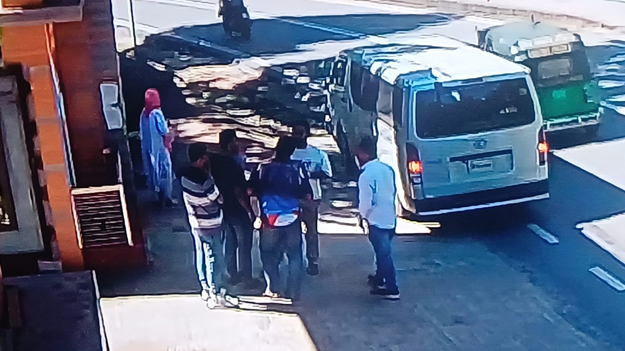জেলা পরিষদ কার্যালয়ের সামনে থেকে ডিবির একটি দল তাদের তুলে নিয়ে যায়। ছবি: সিসিটিভি ফুটেজ থেকে নেওয়া