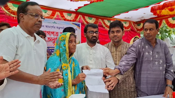 মিশনের মায়ের হাতে নিয়োগপত্র দিয়ে রাশেদ খাঁন বললেন ‘আপনাকে স্যালুট’