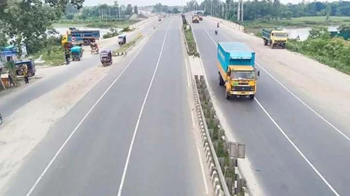 সকালে হাঁটতে বেরিয়ে গাড়ির চাপায় প্রাণ গেল স্বামী-স্ত্রীর