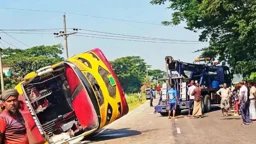 চালকের সিটে হেলপার, নিয়ন্ত্রণ হারিয়ে যাত্রীবাহী বাস খাদে 