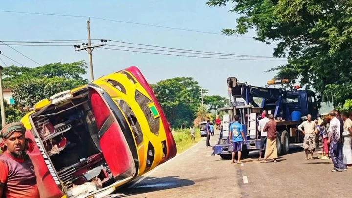 চালকের সিটে হেলপার, নিয়ন্ত্রণ হারিয়ে যাত্রীবাহী বাস খাদে