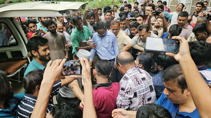 রাকসু ভবনে হামলা ঘিরে রাবিতে উত্তেজনা, জিএসসহ আহত ৪