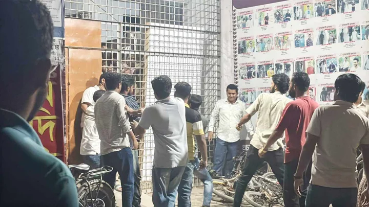 রাবি শিক্ষার্থী-সাংবাদিকের ওপর ছাত্রদলের হামলা, প্রক্টর বললেন ‘আমরা ব্যর্থ, পুলিশ ভয়ে পালিয়ে গেছে’