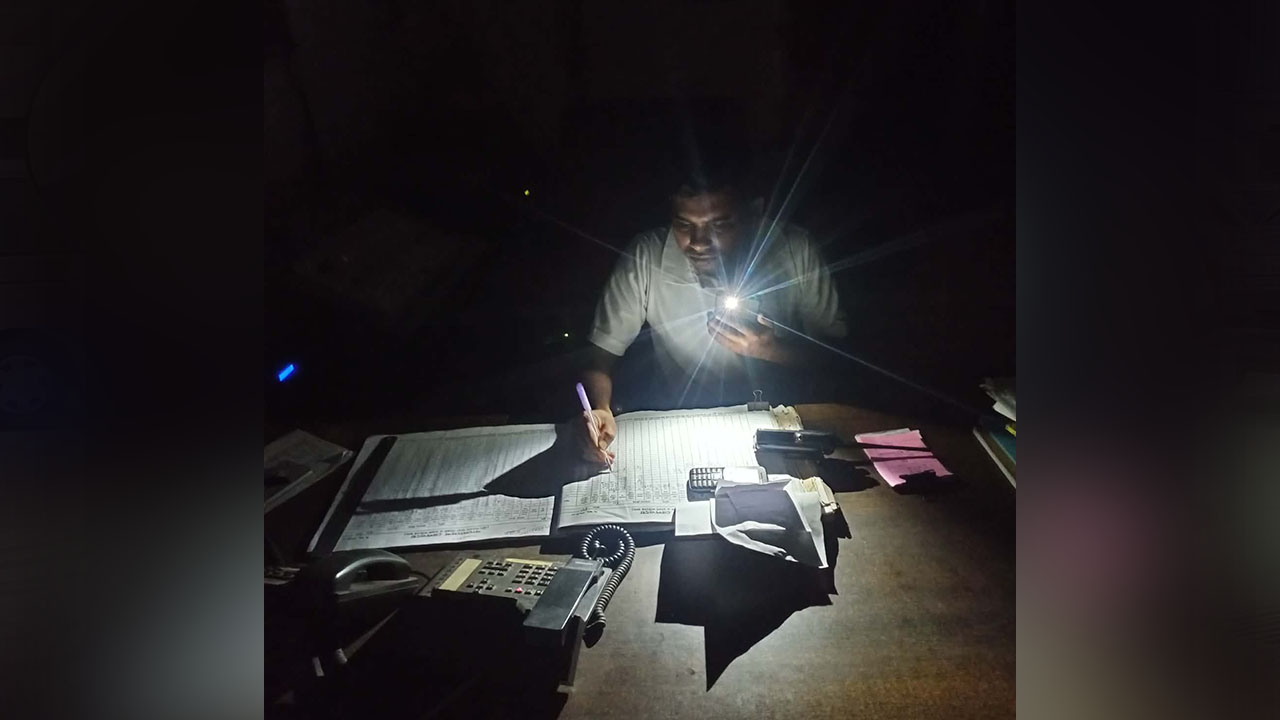 রাজবাড়ী রেলস্টেশনে নেই বিকল্প বিদ্যুৎ, ভরসা মোবাইলের আলো
