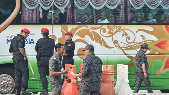 মিয়ানমারের যুদ্ধজাহাজে রোহিঙ্গাদের ফেরত পাঠাচ্ছে মালয়েশিয়া