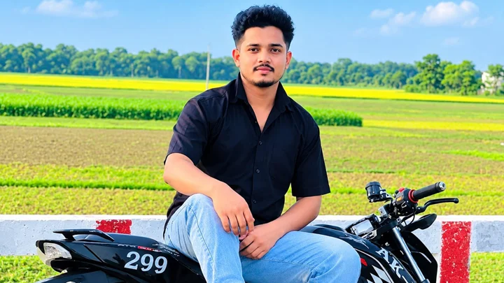 ছেলের ঘরের দরজা বন্ধ, ধাক্কা দিয়ে ঢুকে ঝুলন্ত মরদেহ দেখেন মা