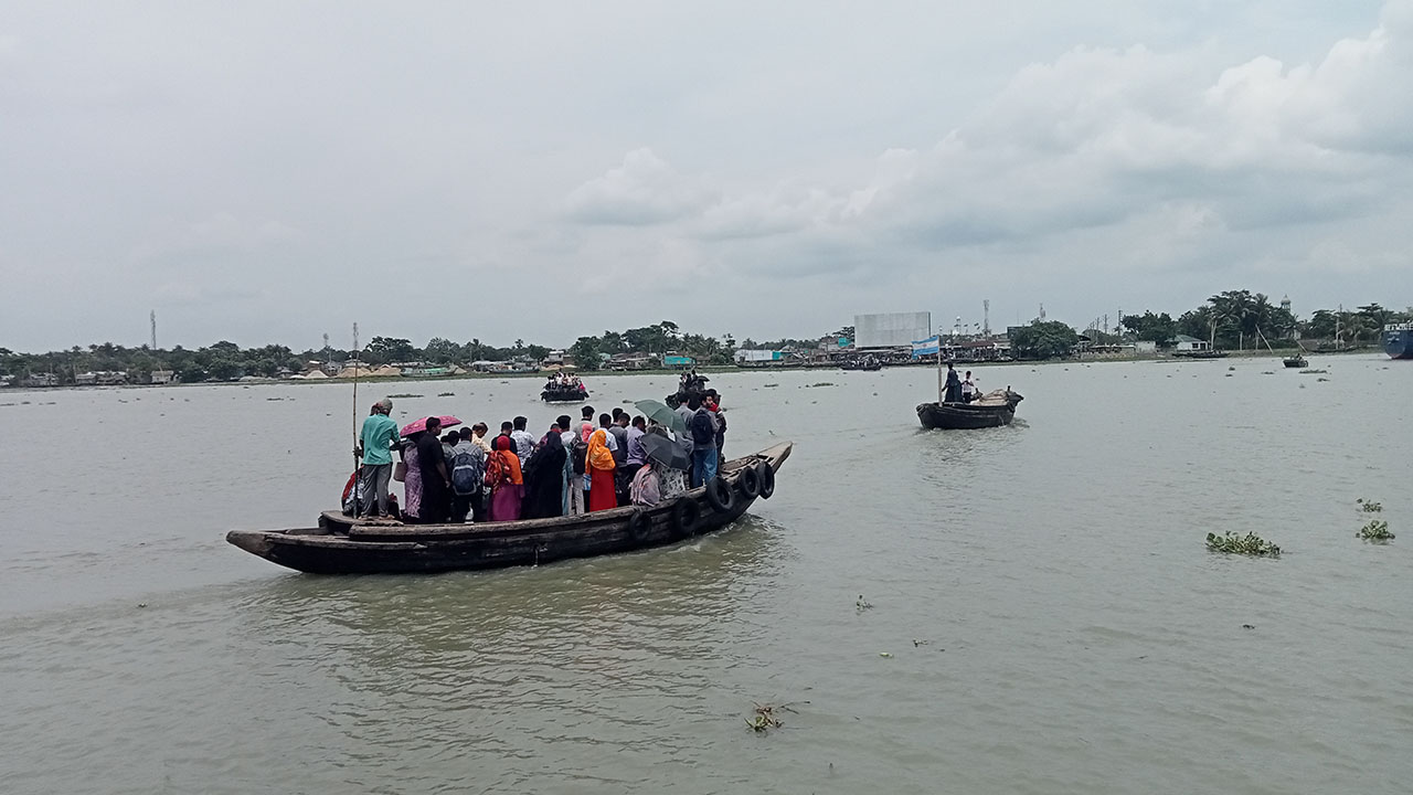 রূপসা ঘাট দিয়ে নৌকায় পারাপার হচ্ছেন যাত্রীরা। ছবি : এশিয়া পোস্ট