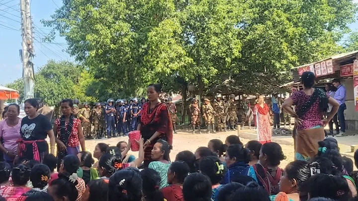 দাবি আদায় না হওয়া পর্যন্ত সাজেক সড়ক ছাড়ছেন না অবরোধকারীরা