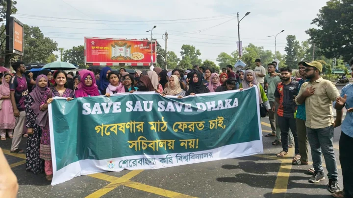 গবেষণা মাঠ ফেরতে শেকৃবি শিক্ষার্থীদের সড়ক অবরোধ, আন্দোলন অব্যাহত রাখার ঘোষণা